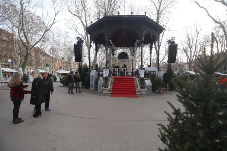 ZAVR&Scaron;IO JE ADVENT U ZAGREBU: Pogledajte kako su građani i turisti na suncu uživali posljednjeg dana ove manifestacije