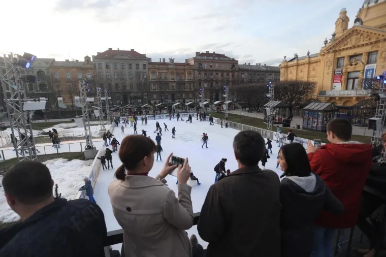 ZAVR&Scaron;IO JE ADVENT U ZAGREBU: Pogledajte kako su građani i turisti na suncu uživali posljednjeg dana ove manifestacije