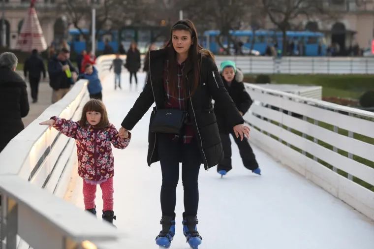 ZAVR&Scaron;IO JE ADVENT U ZAGREBU: Pogledajte kako su građani i turisti na suncu uživali posljednjeg dana ove manifestacije