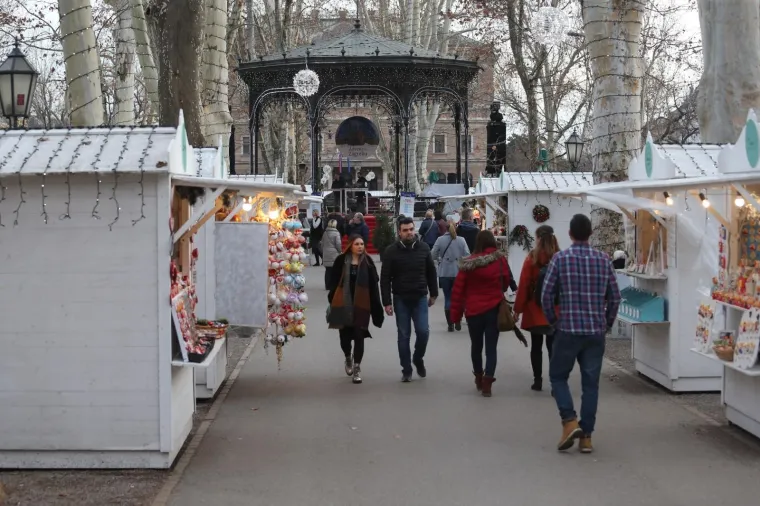 ZAVR&Scaron;IO JE ADVENT U ZAGREBU: Pogledajte kako su građani i turisti na suncu uživali posljednjeg dana ove manifestacije