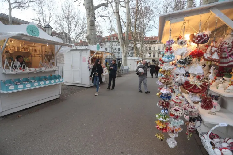 ZAVR&Scaron;IO JE ADVENT U ZAGREBU: Pogledajte kako su građani i turisti na suncu uživali posljednjeg dana ove manifestacije