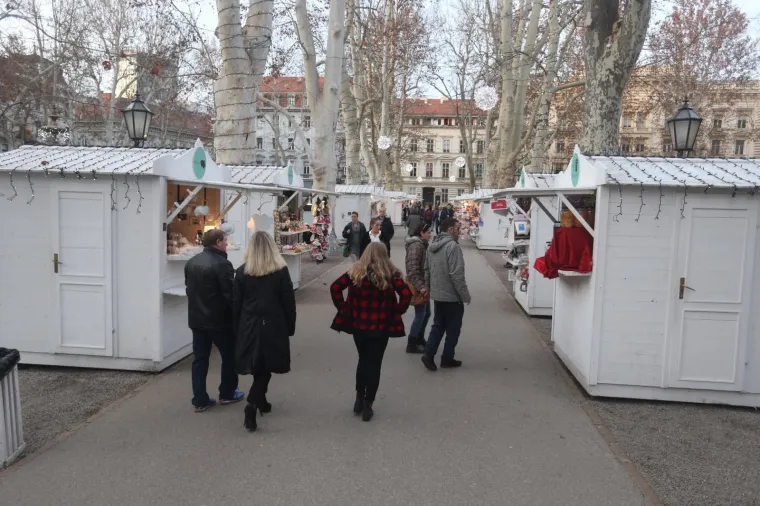ZAVR&Scaron;IO JE ADVENT U ZAGREBU: Pogledajte kako su građani i turisti na suncu uživali posljednjeg dana ove manifestacije