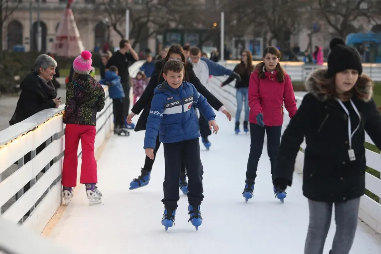 ZAVR&Scaron;IO JE ADVENT U ZAGREBU: Pogledajte kako su građani i turisti na suncu uživali posljednjeg dana ove manifestacije