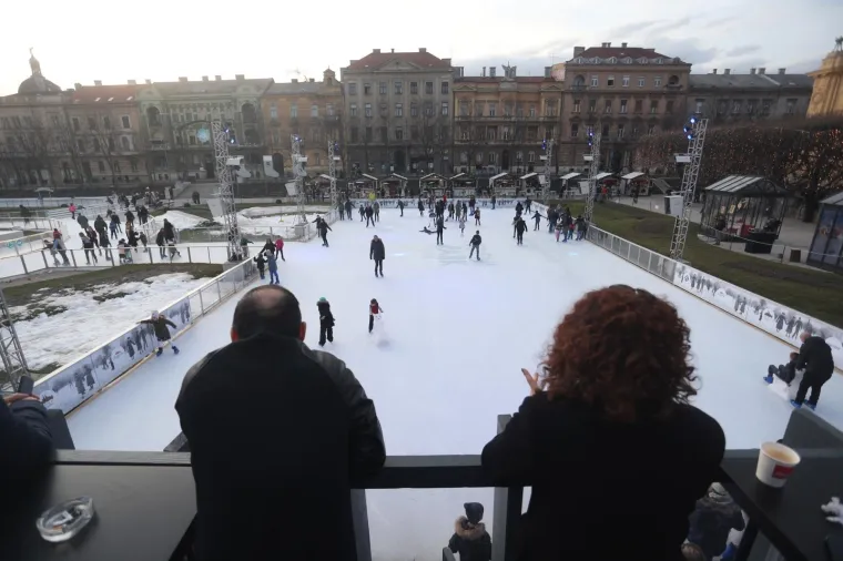 ZAVR&Scaron;IO JE ADVENT U ZAGREBU: Pogledajte kako su građani i turisti na suncu uživali posljednjeg dana ove manifestacije