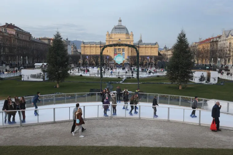 Građani uživaju u posljednjem danu manifestacije Advent u Zagrebu.