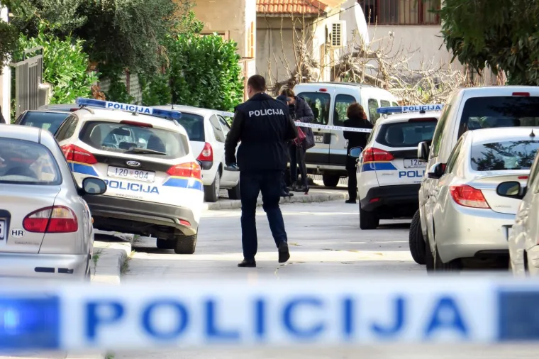 U SPLITU IZRE&Scaron;ETAN MLADIĆ: Iz automobila na njega ispaljeno nekoliko hitaca, s te&scaron;kim ozljedama prevezen u bolnicu