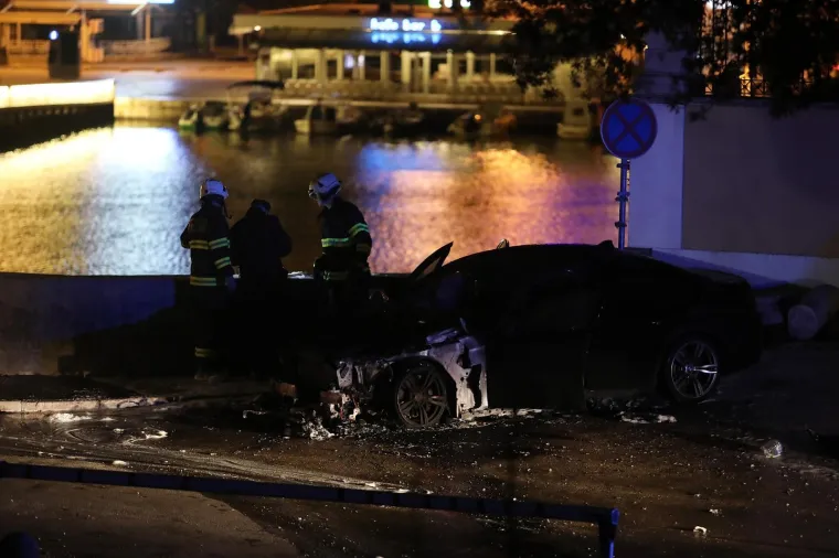 Zadar - Oko 2,30 sati u noći na Bedemima zadarskih pobuna, uz Muzej antičkog stakla planuo je automobil BMW serije 5 koji je u potpunosti izgorio. Vatrogasci su ugasili automobil no vatra ga je potpuno uni&scaron;itila.
