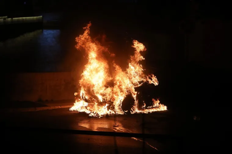 DRAMA U ZADRU: Vatrogasci usred noći gasili buktunju na parkirali&scaron;tu kod Muzeja