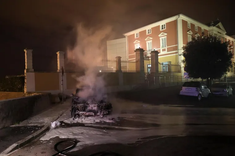 DRAMA U ZADRU: Vatrogasci usred noći gasili buktunju na parkirali&scaron;tu kod Muzeja