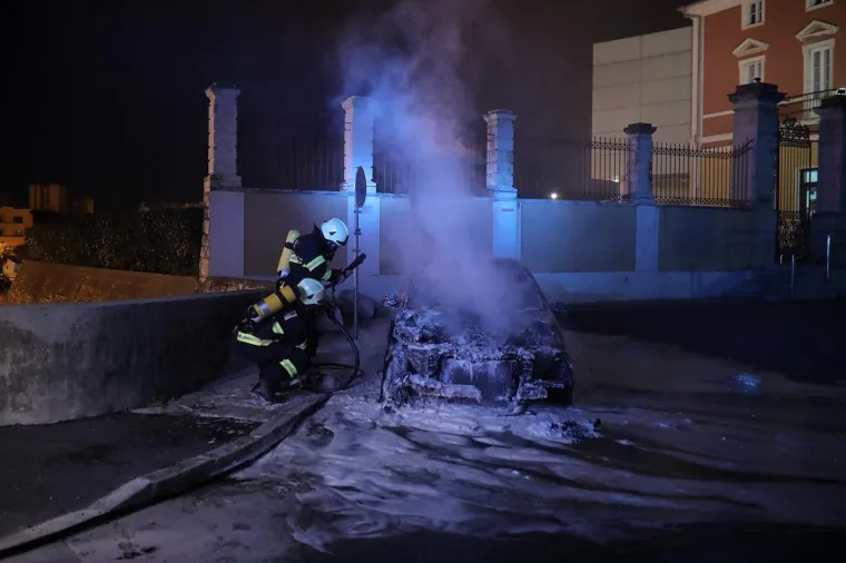 DRAMA U ZADRU: Vatrogasci usred noći gasili buktunju na parkirali&scaron;tu kod Muzeja