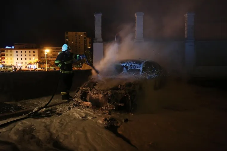 DRAMA U ZADRU: Vatrogasci usred noći gasili buktunju na parkirali&scaron;tu kod Muzeja