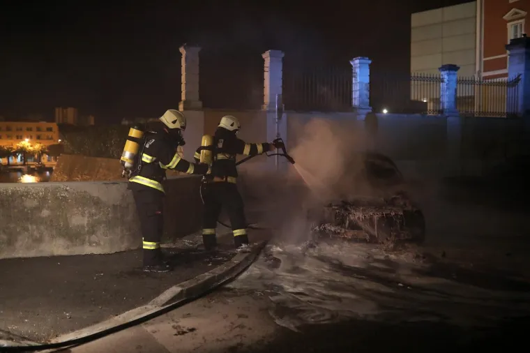 DRAMA U ZADRU: Vatrogasci usred noći gasili buktunju na parkirali&scaron;tu kod Muzeja