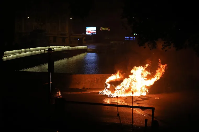 DRAMA U ZADRU: Vatrogasci usred noći gasili buktunju na parkirali&scaron;tu kod Muzeja