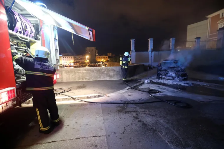 DRAMA U ZADRU: Vatrogasci usred noći gasili buktunju na parkirali&scaron;tu kod Muzeja