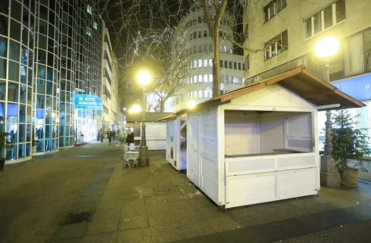 Utihnuo adventski ugođaj: počela je demontaža i uklanjanje kućica