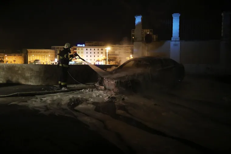 U Zadru plamen progutao BMW