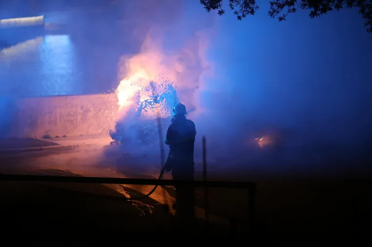 U Zadru plamen progutao BMW