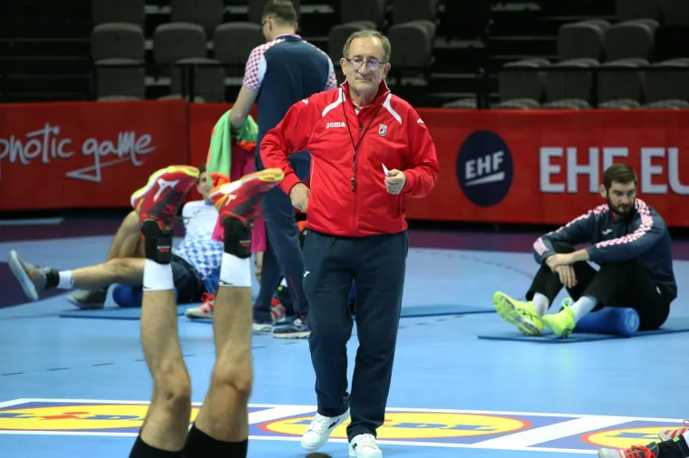 Izbornik Lino Červar i najbolji hrvatski rukometa&scaron;i odradili su trening u dvorani u kojoj će otvoriti Europsko prvenstvo utakmicom protiv Srbije.