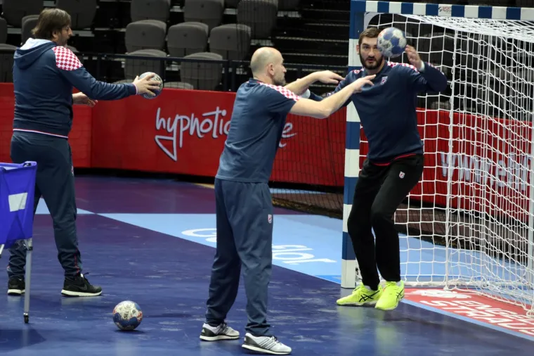 POD BUDNIM OKOM LINE ČERVARA: Ovako je izgledao trening hrvatske rukometne reprezentacije u Spaladium Areni