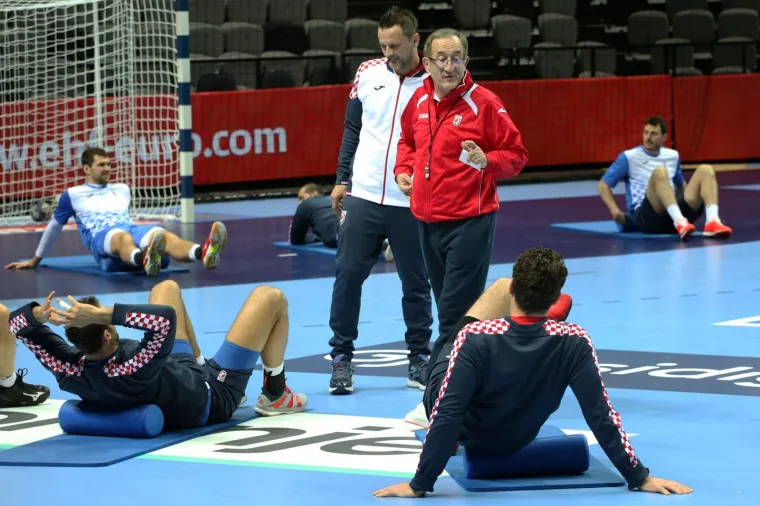 POD BUDNIM OKOM LINE ČERVARA: Ovako je izgledao trening hrvatske rukometne reprezentacije u Spaladium Areni