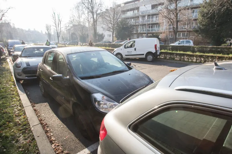 Nakon prometne nesreće koja se dogodila u ulici Medve&scaron;čak kod kućnog broja 70, jedan je automobil zavr&scaron;io na boku, a tri automobila parkirana uz rub ceste lak&scaron;e su o&scaron;tećena. Policija osigurava mjesto nesreće. Photo: Davor Puklavec/PIXSELL