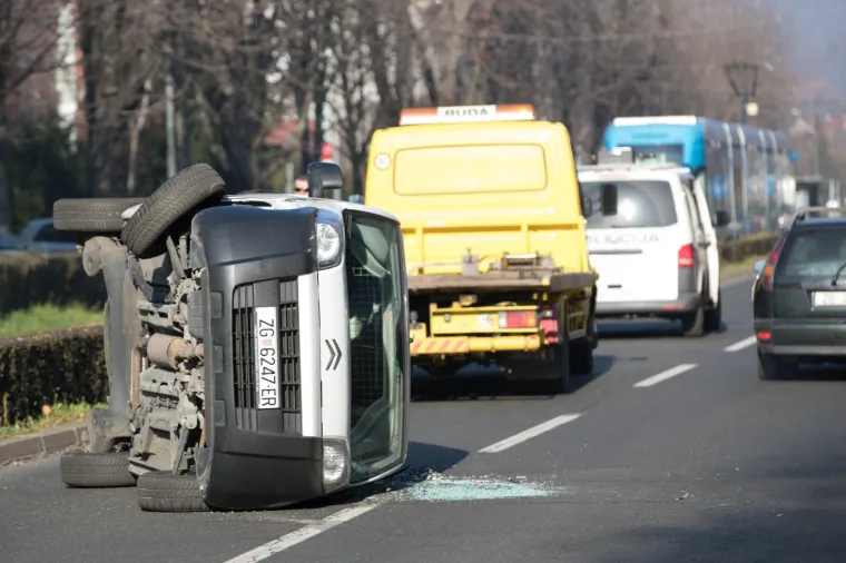 PROMETNA NESREĆA U ZAGREBU: Jedan automobil zavr&scaron;io na boku, dok su tri parkirana lak&scaron;e o&scaron;tećena