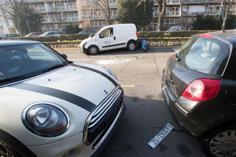 PROMETNA NESREĆA U ZAGREBU: Jedan automobil zavr&scaron;io na boku, dok su tri parkirana lak&scaron;e o&scaron;tećena