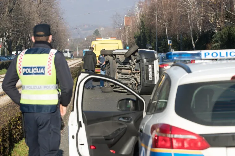 PROMETNA NESREĆA U ZAGREBU: Jedan automobil zavr&scaron;io na boku, dok su tri parkirana lak&scaron;e o&scaron;tećena