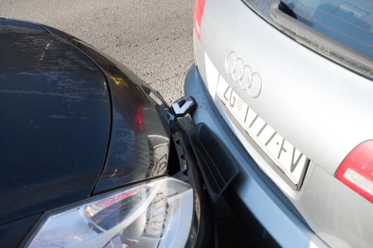 PROMETNA NESREĆA U ZAGREBU: Jedan automobil zavr&scaron;io na boku, dok su tri parkirana lak&scaron;e o&scaron;tećena