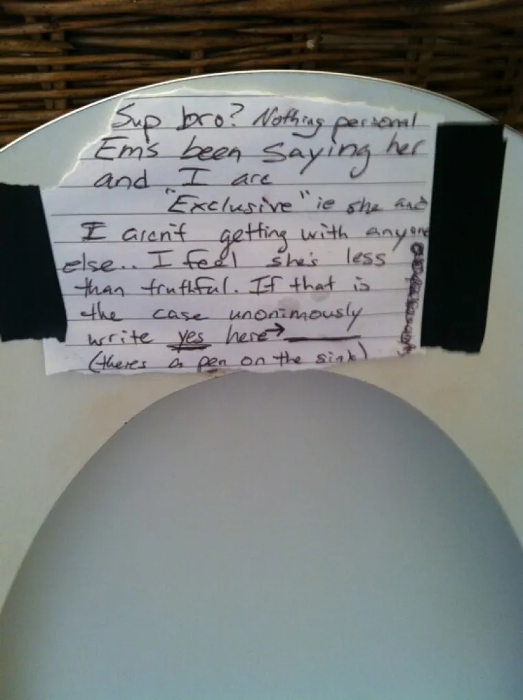 Dobar način da provjeri&scaron; je li iskrena kad kaže da viđa samo tebe  - zalijepi poruku ispod daske.