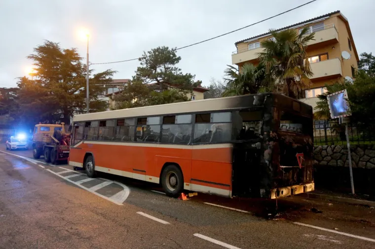 DRAMA KOD RIJEKE: Buknuo motor prigradskog autobusa, požar se brzo pro&scaron;irio