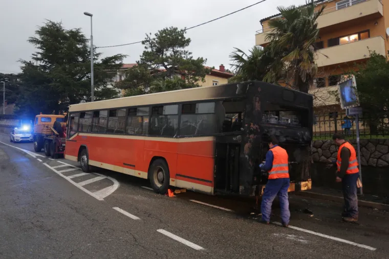 Rijeka: zapalio se autobus Autotroleja u centru grada
