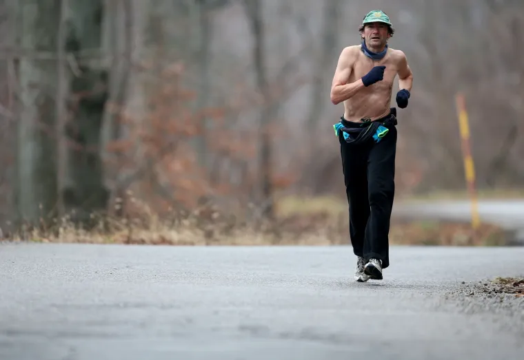 Gospodin koji se odlučio na trčanje bez majce privlačio je znatiželjne poglede planinara
