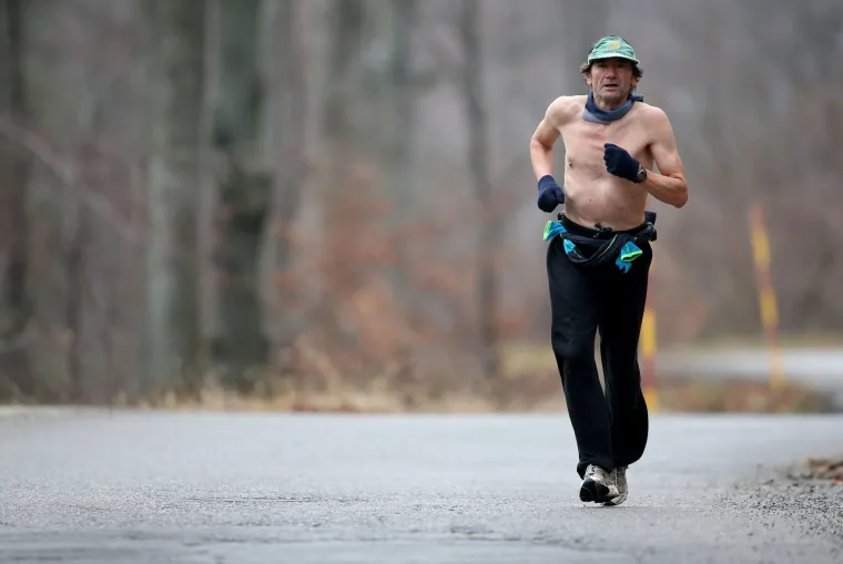 Gospodin koji se odlučio na trčanje bez majce privlačio je znatiželjne poglede planinara