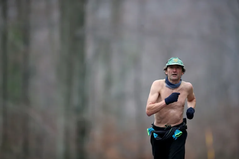 Gospodin koji se odlučio na trčanje bez majce privlačio je znatiželjne poglede planinara