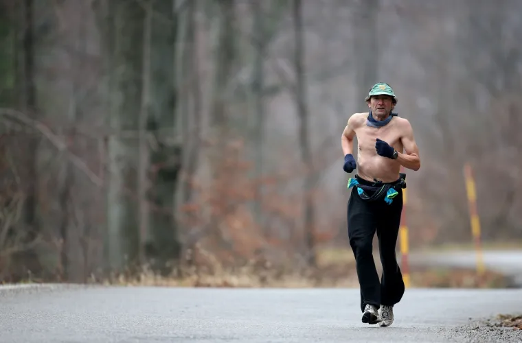 Gospodin koji se odlučio na trčanje bez majce privlačio je znatiželjne poglede planinara