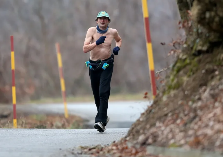 Gospodin koji se odlučio na trčanje bez majce privlačio je znatiželjne poglede planinara