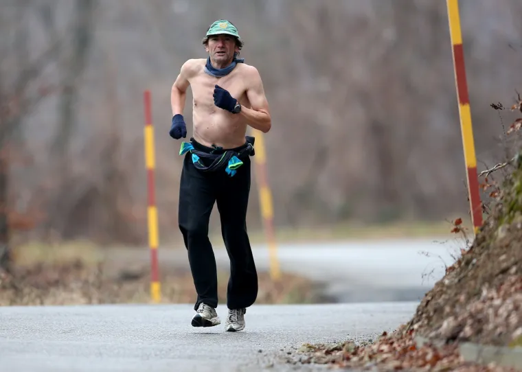 Gospodin koji se odlučio na trčanje bez majce privlačio je znatiželjne poglede planinara