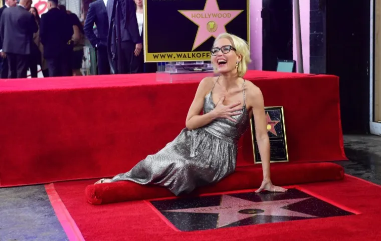 NEPREPOZNATLJIVA 'SCULLY' DOBILA ZVIJEZDU NA ŠETALIŠTU SLAVNIH: Gillian Anderson u ovakvom izdanju još niste vidjeli