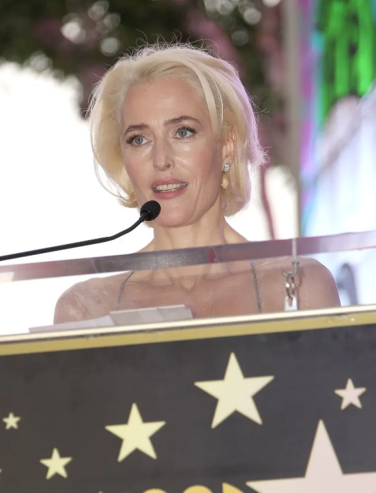 NEPREPOZNATLJIVA 'SCULLY' DOBILA ZVIJEZDU NA ŠETALIŠTU SLAVNIH: Gillian Anderson u ovakvom izdanju još niste vidjeli