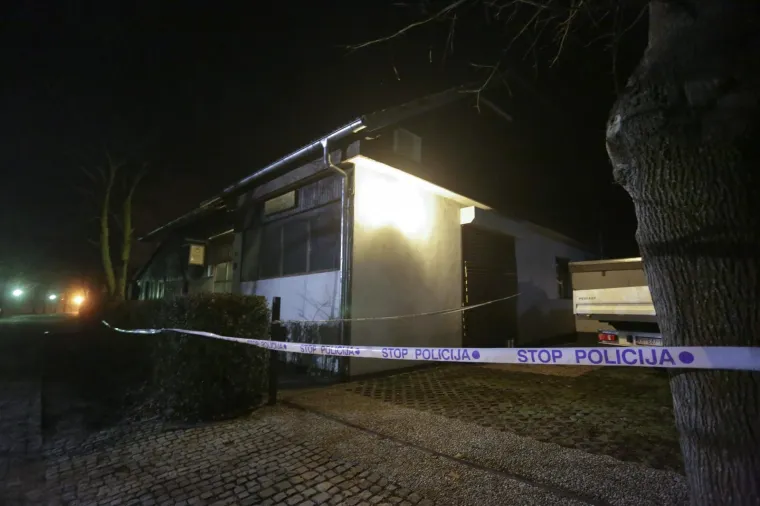 U proizvodnom pogonu u Kumrovcu ne&scaron;to prije 13 sati dogodila se nesreća na radu u kojoj su dvije osobe zadobile lak&scaron;e, a dvije osobe te&scaron;ke tjelesne ozljede. 
Radi se o Zajedničkoj zanatskoj radnji Duni, ljevaonici obojenih metala, u vlasni&scaron;tvu braće Nikole Ulame i Dragutina Ulame, biv&scaron;eg načelnika Kumrovca.
Te&scaron;ko ozlijeđeni 43-godi&scaron;njak i 49-godi&scaron;njak su zadržani u Kliničkom bolničkom centru Sestara milosrdnica u Zagrebu, dok su lak&scaron;e ozlijeđeni 53-godi&scaron;njak i 55-godi&scaron;njak nakon medicinske obrade u Općoj bolnici Zabok i bolnici hrvatskih vetarana pu&scaron;teni kući  
Photo: Luka Stanzl/PIXSELL