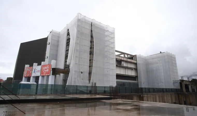 Split - Nakon sto je proteklih dana nedovrseno procelje Spaladium arene bilo prekriveno, jutrosnje nevrijeme otkrilo je zalosnu sliku stvarnim izgledom dvorane uoci pocetka Europskog prvenstva u rukometu.