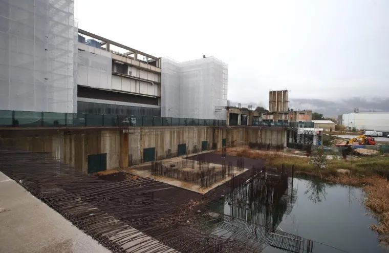 Nakon &scaron;to je proteklih dana nedovr&scaron;eno pročelje Spaladium arene bilo prekriveno, jutro&scaron;nje nevrijeme otkrilo je žalosnu sliku stvarnim izgledom dvorane uoči početka Europskog prvenstva u rukometu.