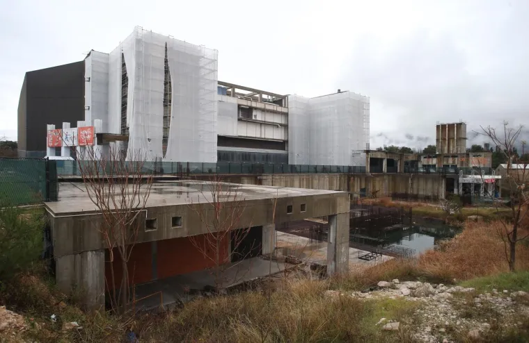 Nakon &scaron;to je proteklih dana nedovr&scaron;eno pročelje Spaladium arene bilo prekriveno, jutro&scaron;nje nevrijeme otkrilo je žalosnu sliku stvarnim izgledom dvorane uoči početka Europskog prvenstva u rukometu.