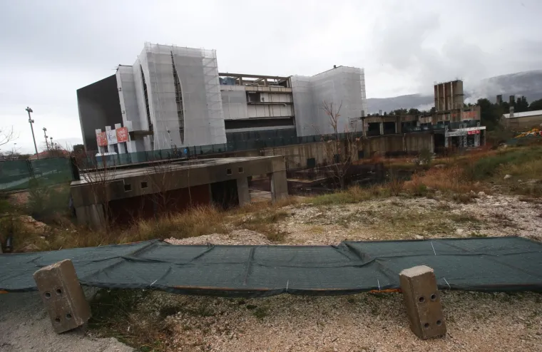 Nakon &scaron;to je proteklih dana nedovr&scaron;eno pročelje Spaladium arene bilo prekriveno, jutro&scaron;nje nevrijeme otkrilo je žalosnu sliku stvarnim izgledom dvorane uoči početka Europskog prvenstva u rukometu.