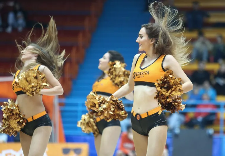 Cedevita&scaron;ice zagrijale publiku na utakmici Cedevita - Budućnost