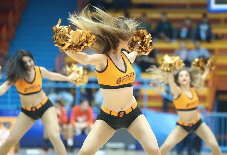 Cedevita&scaron;ice zagrijale publiku na utakmici Cedevita - Budućnost