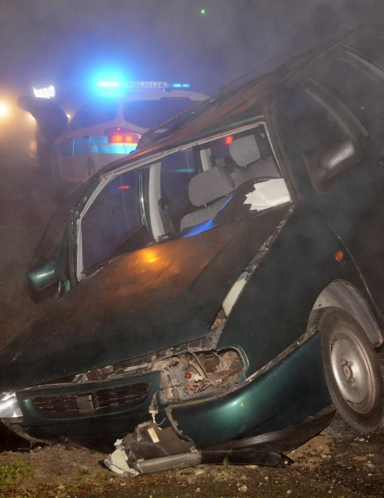 Pokraj ceste Sisak-Zagreb zbog neprilagođene brzine automobil sletio s ceste i zavr&scaron;io u kanalu