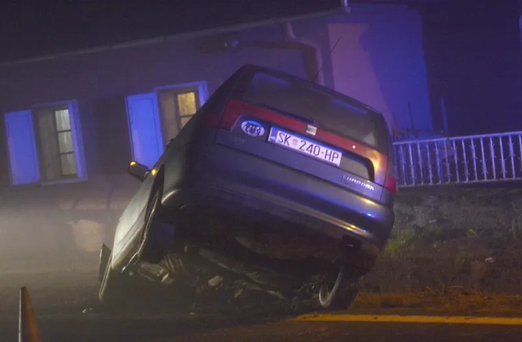 Pokraj ceste Sisak-Zagreb zbog neprilagođene brzine automobil sletio s ceste i zavr&scaron;io u kanalu