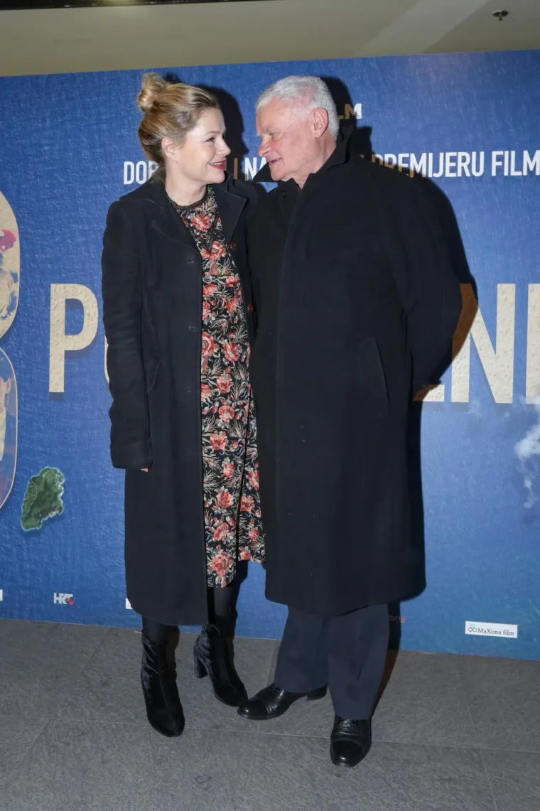 I NA&Scaron;E DAME ODJENULE CRNO: Ana Majhenić pokazala isklesano tijelo u kožnim hlačama na premijeri 'Osmog povjerenika'